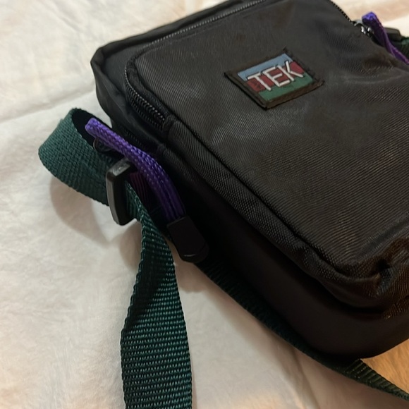 Vintage TEK Crossbody Zipper Black and Green Belt Camera Bag - Picture 4 of 8